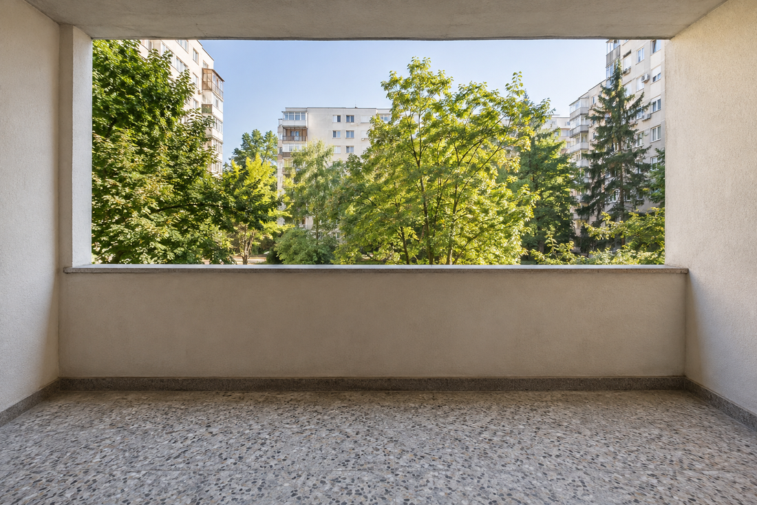 Balcon deschis de bloc, înaintea alegerii unei închideri.