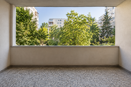 Balcon deschis de bloc, înaintea alegerii unei închideri.